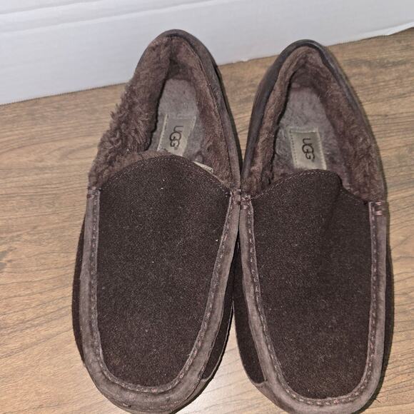 UGG Men\'s Ascot slippers, likely in the color Stout or Chocolate size 8 main image 4